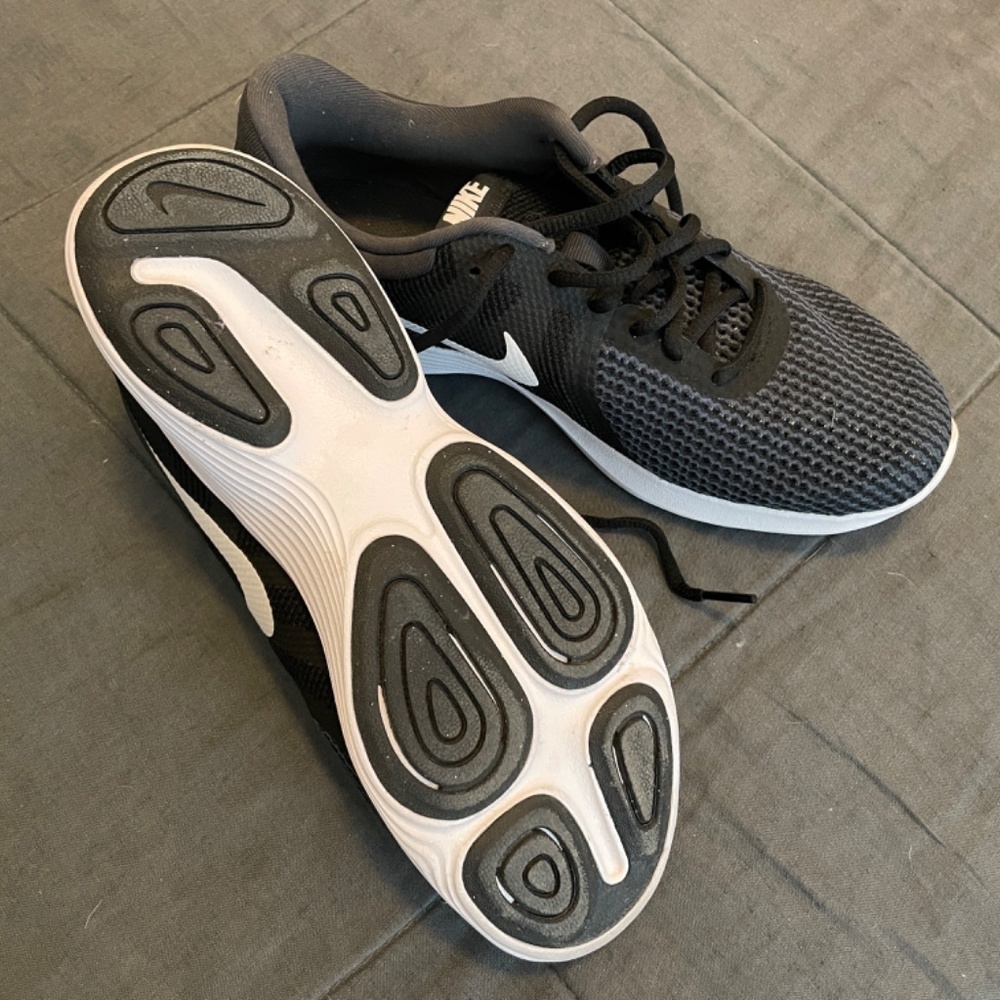 Nike Revolution 4 Running Shoe NWOT - Picture 3 of 4
